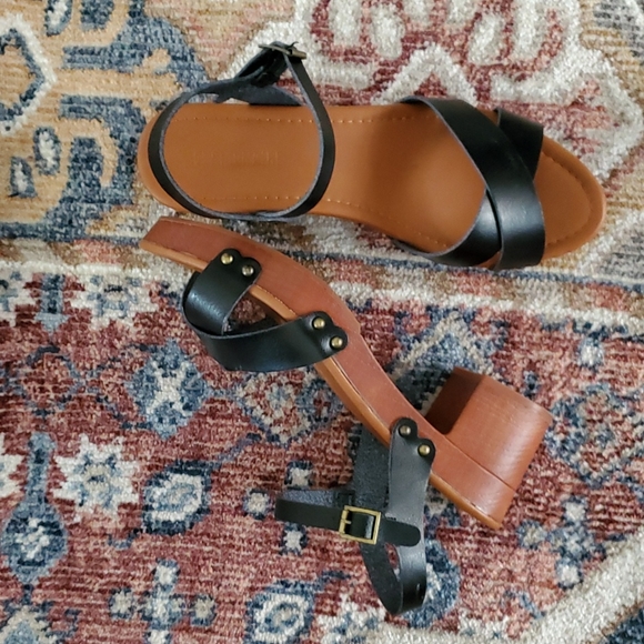 Cushionaire Platform Sandals - Picture 3 of 7